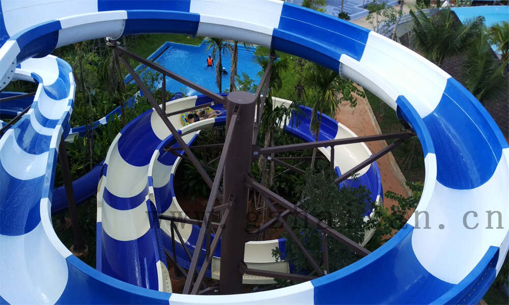 如何进行水上乐园设备的座椅和安全带检查？